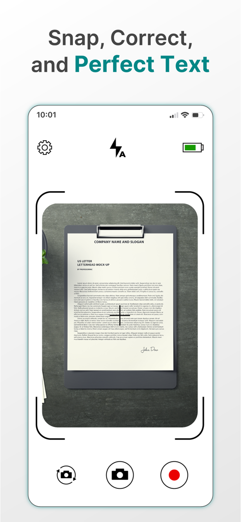 Écran de smartphone montrant l'application de correction grammaticale IA analysant un document imprimé pour corriger le texte