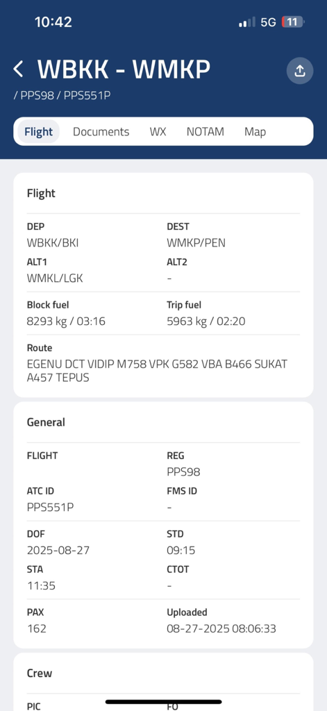 Schermata dell'app CrewBriefing che mostra i dettagli del volo inclusi rotta, carburante e programma