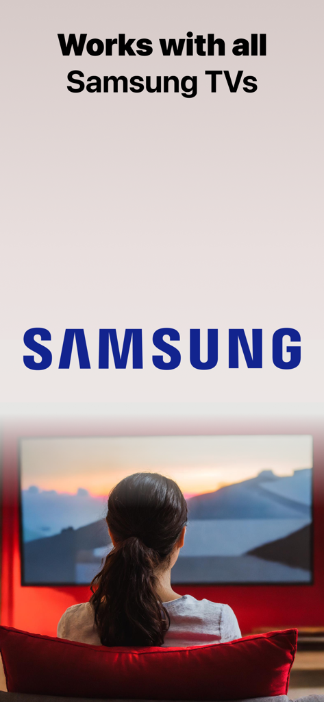 Eine Person sitzt auf einer Couch und schaut ein Landschaftsvideo auf einem großen Samsung TV