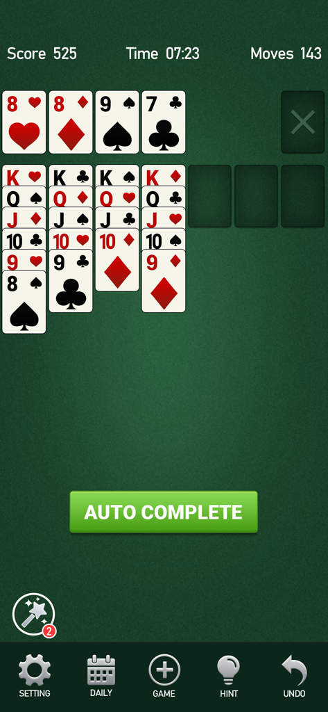 Solitaire Card Games for Brain - Interfaz del juego de cartas clásico Solitario con cartas grandes y fáciles de leer y un prominente botón verde de auto-completado sobre un fondo de fieltro verde.
