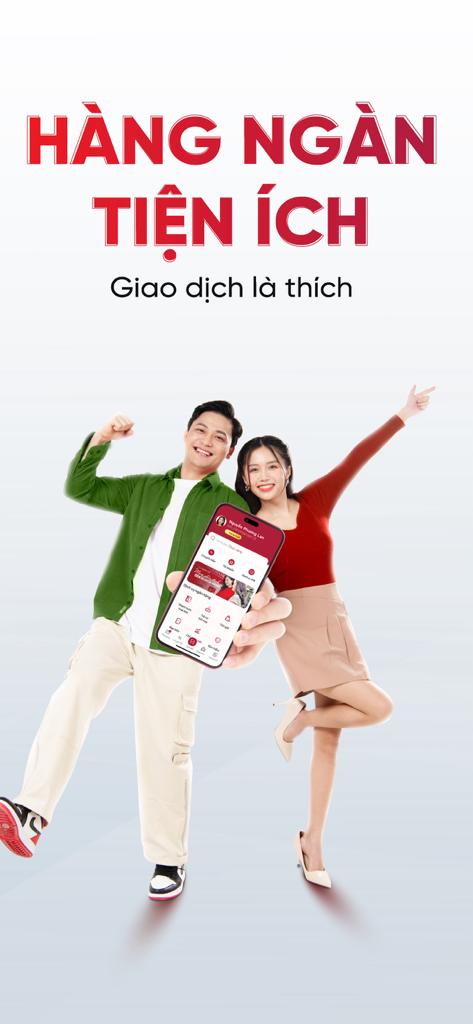 Agribank Plus - Ein junges vietnamesisches Paar präsentiert begeistert die Agribank Plus Mobile-Banking-App