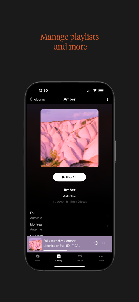 StreamMagic by Cambridge Audio - Interface de l'application StreamMagic sur un iPhone affichant les titres de la bibliothèque musicale et l'état de la lecture pour un lecteur audio haut de gamme.