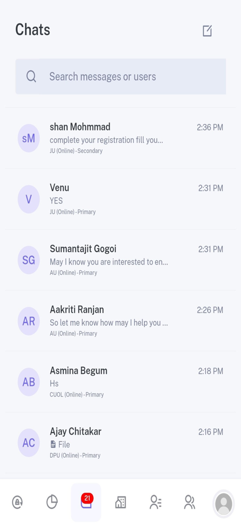 Uma captura de tela do aplicativo CV Chat mostrando a lista de mensagens de chat ativas para networking universitário.