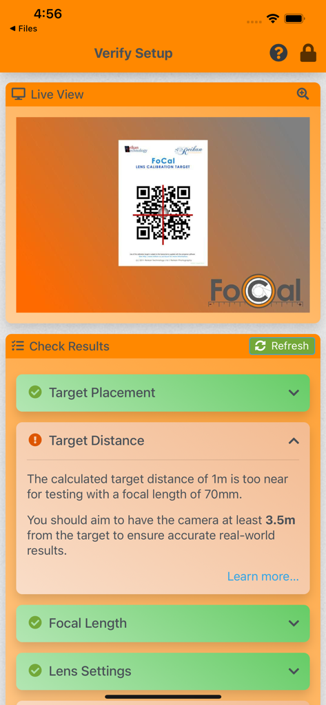 Interfaz de la aplicación FoCal Mobile para verificar la configuración de la cámara y la distancia del objetivo de calibración del lente.