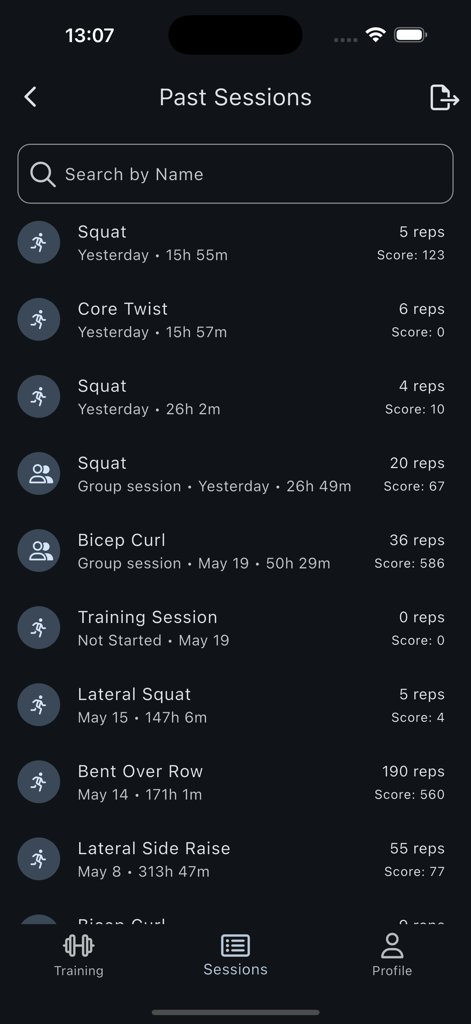 Exxentric 2.0 - Pantalla de la aplicación móvil que muestra una lista de sesiones de entrenamiento de cadencia pasadas con nombres de ejercicios, repeticiones y puntuaciones
