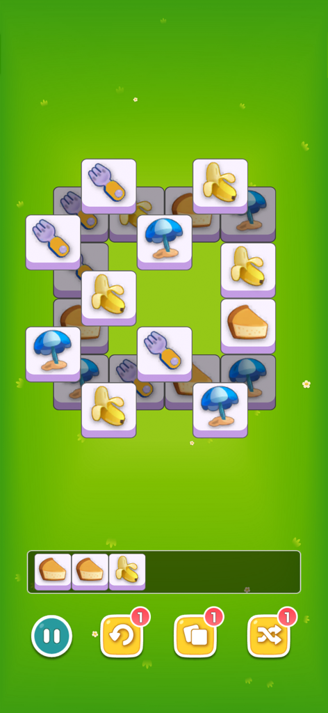 Triple Tile Puzzle- Connect 3 - Tablero de juego móvil de Triple Tile Puzzle con fichas de frutas y objetos sobre un fondo verde.