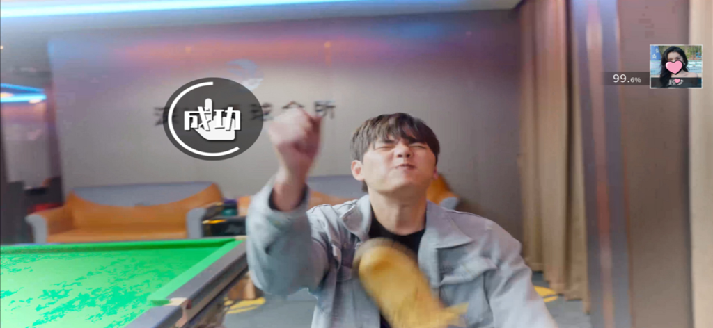 Love of Mobius - Um homem comemora uma tacada bem-sucedida em um minijogo de sinuca na história interativa de Love of Mobius.