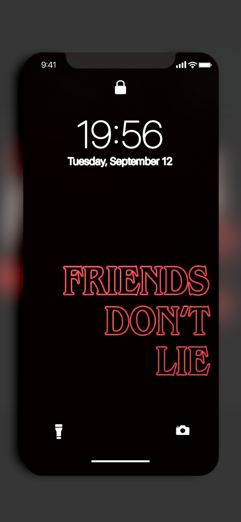 Schermata di blocco dell'iPhone con testo rosso Friends Don't Lie su sfondo nero.