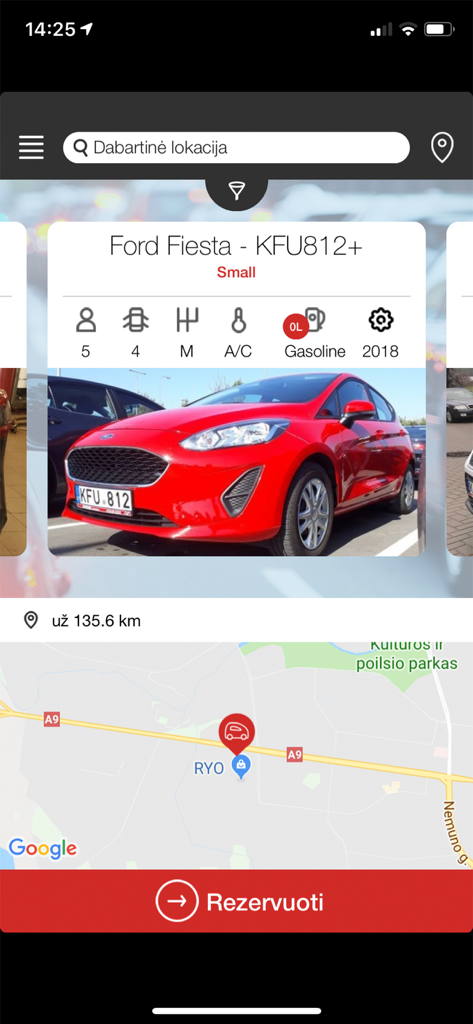 車両の仕様と地図とともに、レンタル中の赤いフォード・フィエスタを表示するAUTOCOM GOアプリのインターフェース