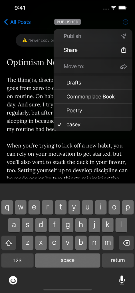 WriteFreely - La interfaz de la aplicación móvil WriteFreely que muestra un editor de texto y un menú con opciones para publicar o categorizar una publicación de blog.