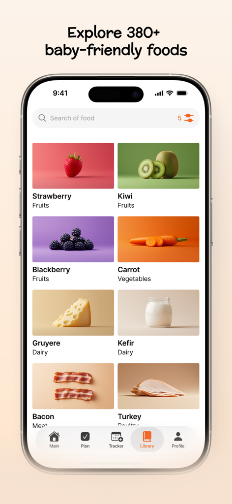 BabyPlate: start solids - Captura de pantalla de la biblioteca de alimentos de la aplicación BabyPlate que muestra varios alimentos aptos para bebés como fresa, kiwi y zanahoria con una barra de búsqueda y etiquetas de categoría.