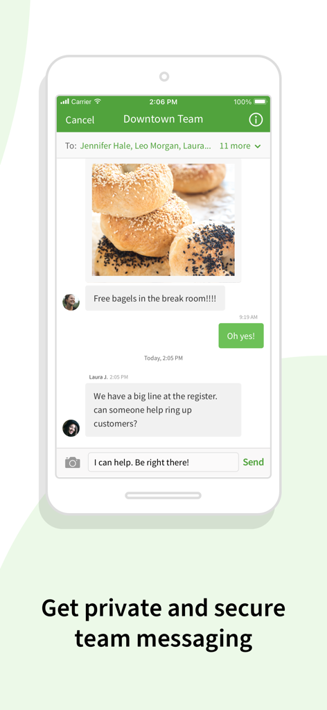 Schermata dello smartphone che mostra la funzione di messaggistica di squadra dell'app When I Work con la comunicazione del personale.