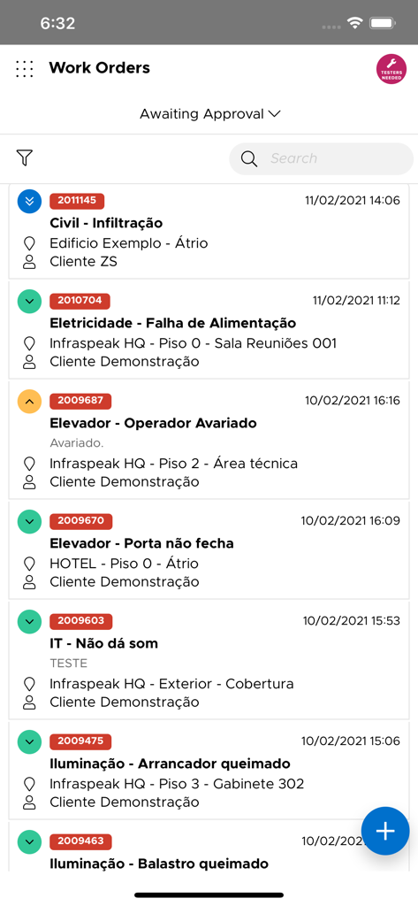 Infraspeak Manager - Interface móvel do aplicativo Infraspeak Manager exibindo uma lista de ordens de serviço de manutenção aguardando aprovação com detalhes de localização e cliente.