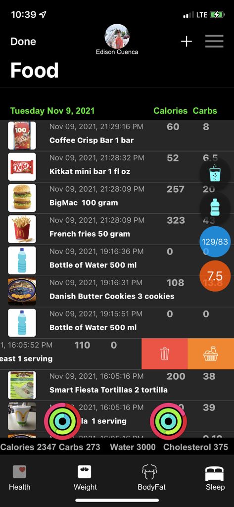 Pantalla de registro de alimentos diario en la aplicación Nutrition plus que muestra comidas, calorías y carbohidratos.