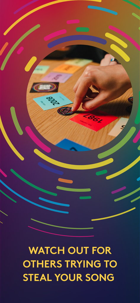 HITSTER - Un jugador colocando una carta de música en una línea de tiempo durante una partida de HITSTER