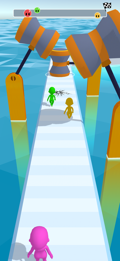 Bunte 3D-Charaktere rasen im mobilen Spiel Fun Run 3D durch riesige Hammer-Hindernisse auf einer Strecke.