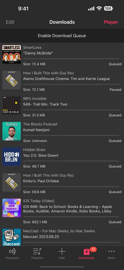Screenshot della schermata download dell'app Downcast che mostra un elenco di episodi podcast in coda e in pausa per il download.