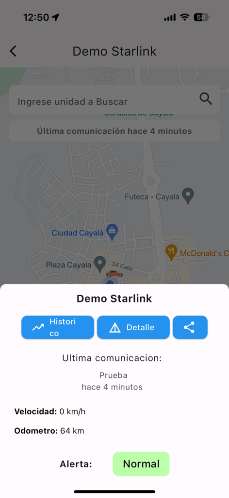 Oberfläche der Webtrack Tracker App, die den Fahrzeugstandort auf einer Karte und Echtzeit-Statusdetails wie Geschwindigkeit und Kilometerstand anzeigt.