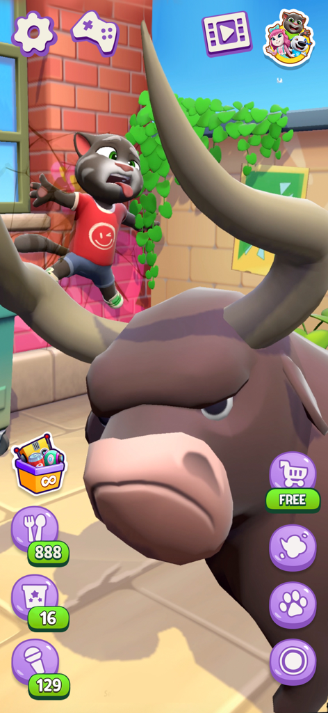 Talking Tom Cat - 前景の大きな牛に反応するおしゃべりトミー