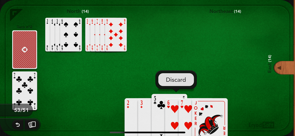 Un juego de Rummy digital en progreso sobre una mesa de fieltro verde mostrando cartas en mano y conjuntos meldados.