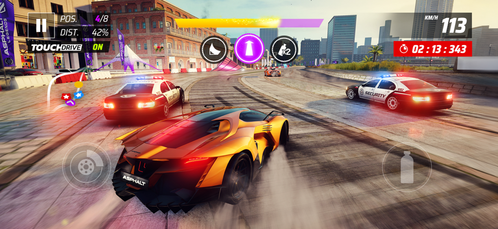 Asphalt Legends - Racing Game - 아스팔트 레전드에서 고속 경찰 추격 중 도시 거리를 드리프트하는 황금색 스포츠카.