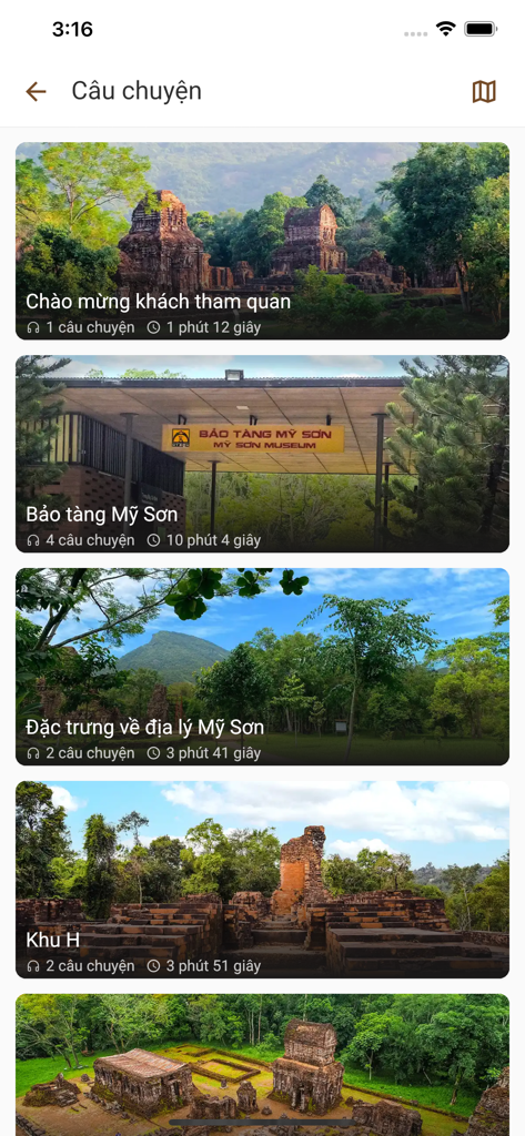 박물관 및 특정 고고학 구역을 포함하여 미선 유적지 내의 역사 이야기 및 장소 목록을 표시하는 모바일 앱 인터페이스.