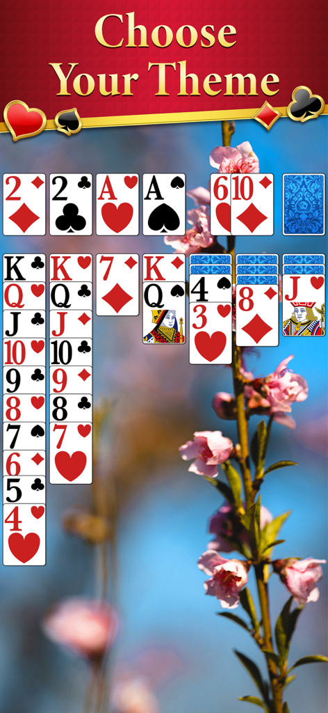 Jugabilidad de Solitario con cartas grandes y un tema de fondo de flor de cerezo