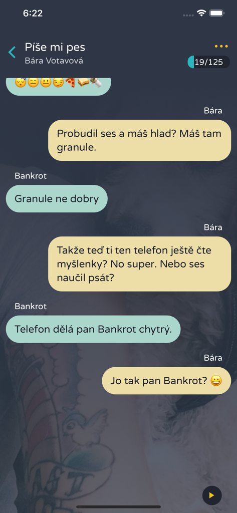 Mobile App-Bildschirm, der eine Chat-Fiction-Story-Oberfläche mit gelben und türkisfarbenen Textblasen zeigt.