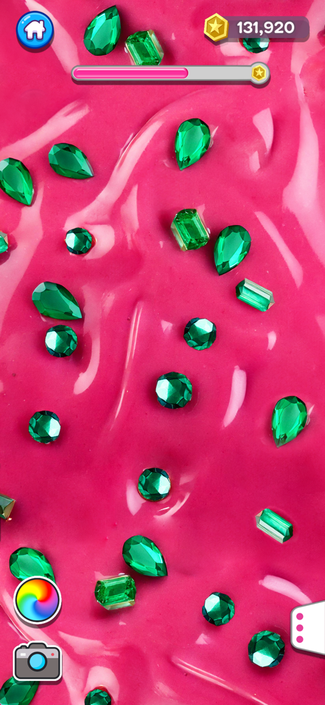 Rosa Schleimsimulation, dekoriert mit grünen Smaragdjuwelen in der Super Slime Simulator App