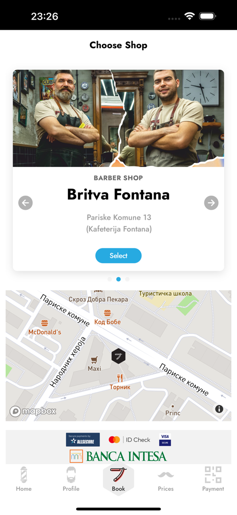 Britva - Un écran d'application mobile pour Britva montrant une carte de sélection de salon de coiffure avec des photos de barbiers et une carte affichant l'emplacement du salon.