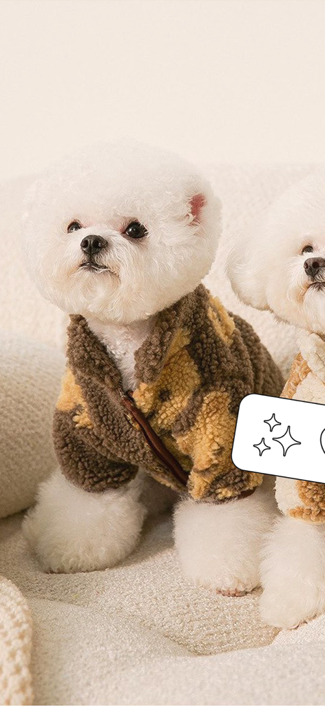 Hipicon - Better by Design - Dos perros blancos y esponjosos con elegantes abrigos de forro polar con estampado de la colección de mascotas de diseñador de Hipicon