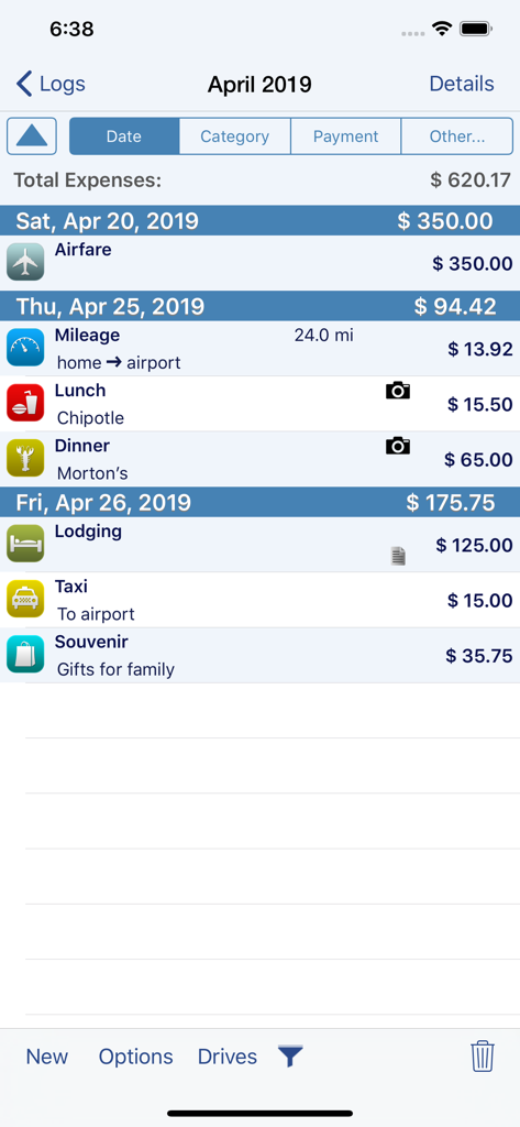 Captura de pantalla de la aplicación XpenseTracker Pro que muestra una lista detallada de gastos de viaje de negocios que incluyen kilometraje de vuelos y comidas
