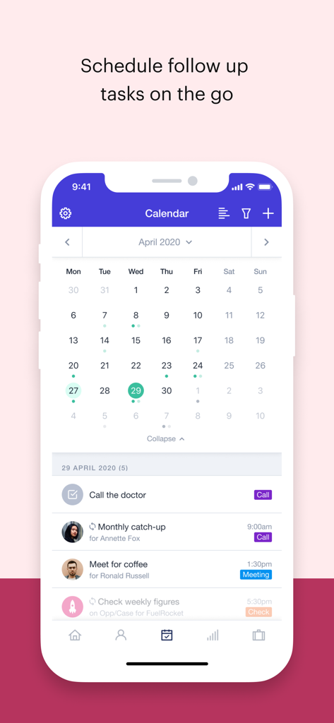 Vista de calendario de Capsule CRM que muestra tareas y reuniones programadas en una pantalla de smartphone.