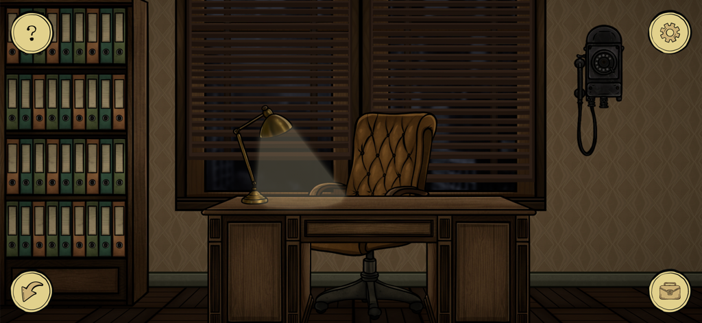 Room Escape: Strange Case 3 - Un despacho de detective tenuemente iluminado con una vieja lámpara de escritorio de madera y una estantería en Room Escape Strange Case 3