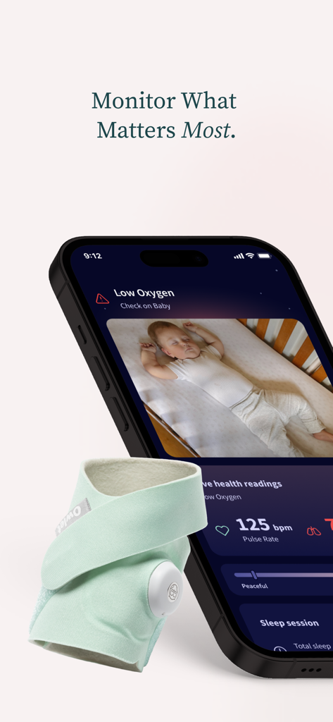 Owlet Dream - Interface de l'application Owlet Dream sur smartphone montrant une vidéo en direct d'un bébé endormi et des métriques de santé à côté du capteur physique Dream Sock.