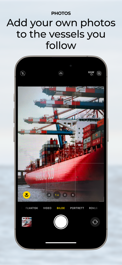 Schermata di uno smartphone che dimostra la funzione per catturare e aggiungere foto personali di navi tracciate nell'app ShipAtlas.