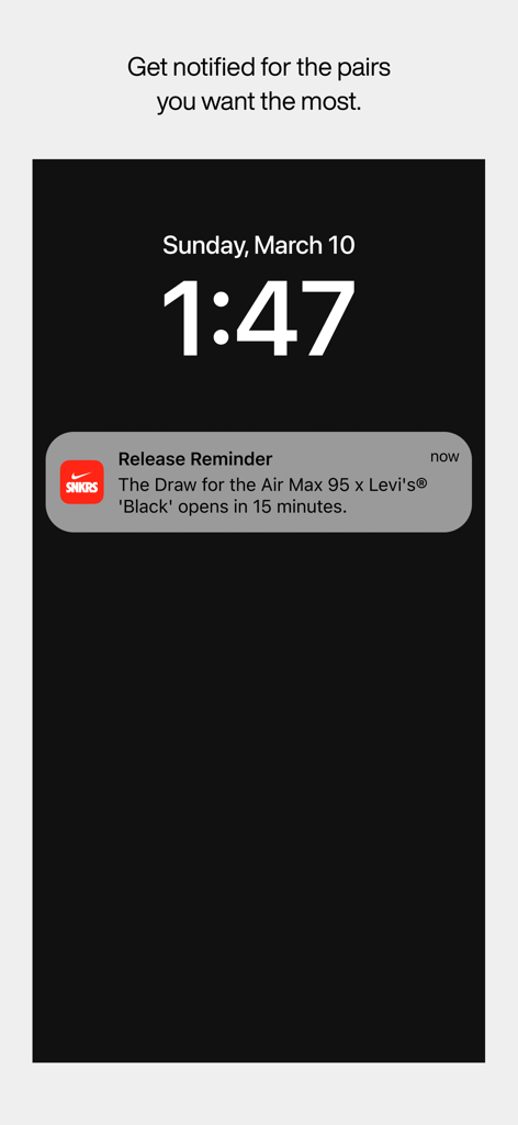 Écran de verrouillage d'un smartphone affichant une notification de rappel de sortie de l'application Nike SNKRS pour un prochain tirage au sort de baskets