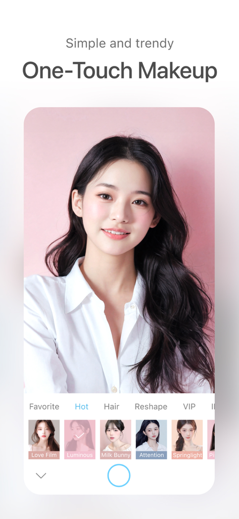 SODAアプリのワンタッチメイクとナチュラルビューティーフィルターを紹介する若い女性