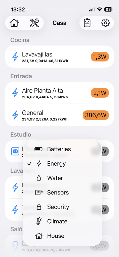 HAA Home for HomeKit & Matter - HAA Home App-Oberfläche, die den Echtzeit-Energieverbrauch für Haushaltsgeräte und ein Menü zur Auswahl von Kategorien anzeigt.