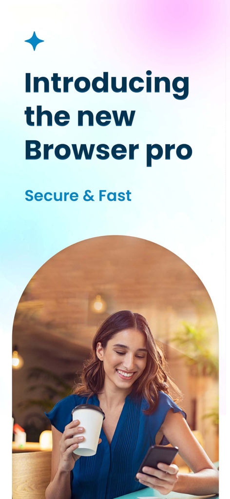 Mulher sorrindo enquanto usa o aplicativo Browser Pro em seu smartphone em um ambiente de café