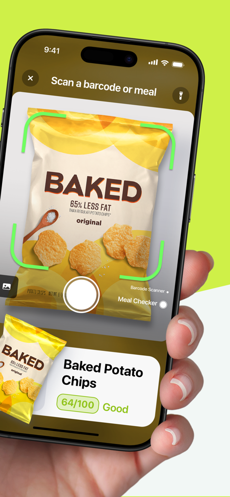 Healthy Food Scanner - OnFork - OnForkアプリを使用して、栄養スコアが100点満点中64点であることを示すベイクドポテトチップスの袋をスキャンしている人。