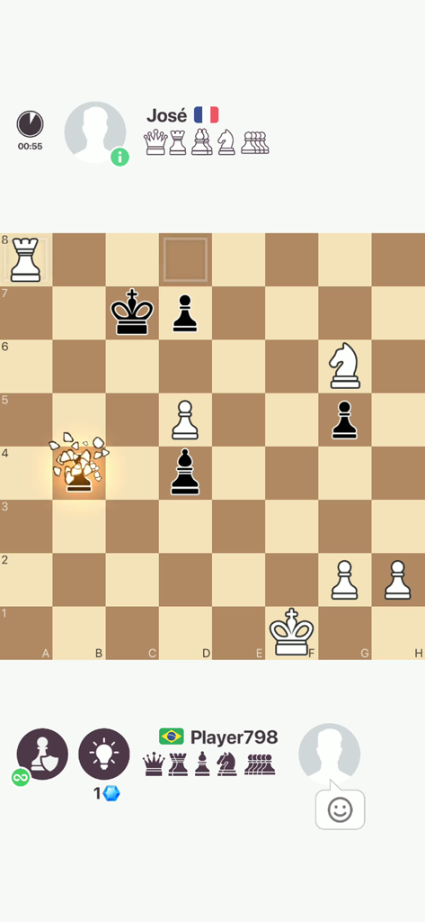 Una partida de ajedrez online competitiva en la aplicación móvil Chess Royale mostrando una animación de captura de piezas y perfiles de jugadores.