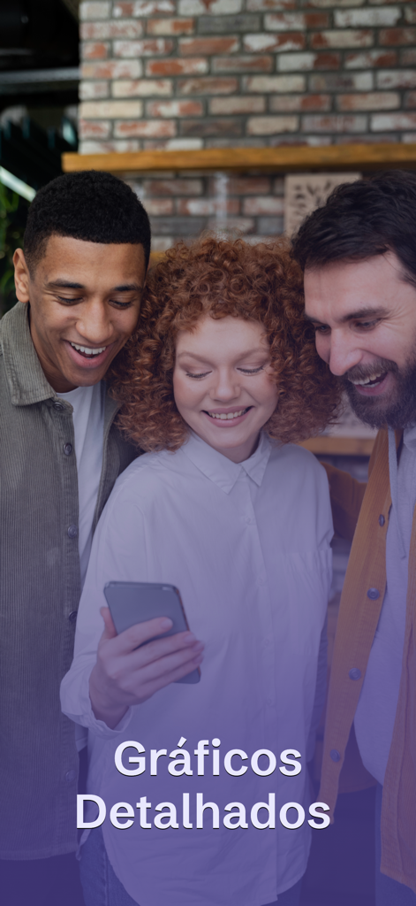 Gaze - Análise Fundamentalista - Un grupo de jóvenes inversores sonriendo mientras miran gráficos de acciones en un teléfono móvil.