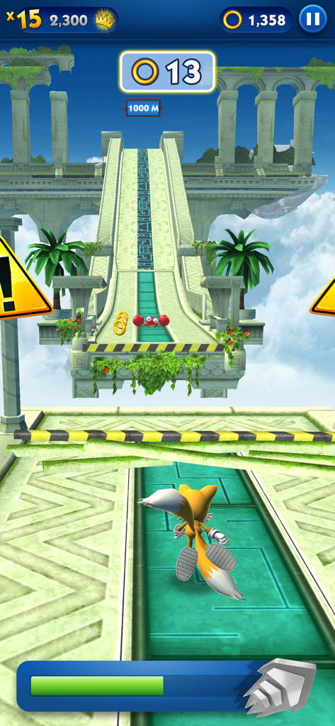 Tails corriendo por un circuito de carreras 3D con temática del cielo en el juego móvil Sonic Prime Dash