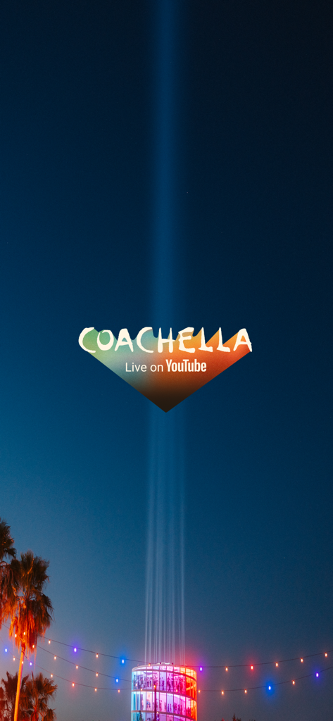 Coachella Livestream - Schermata di avvio dell'app Coachella Livestream con il logo del festival e una vista notturna del sito dell'evento con palme.