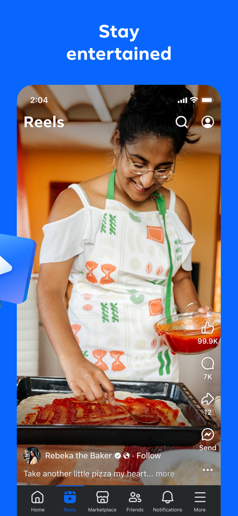 Una pantalla de Facebook Reels mostrando a una mujer extendiendo salsa sobre masa de pizza con el encabezado Mantente entretenido.