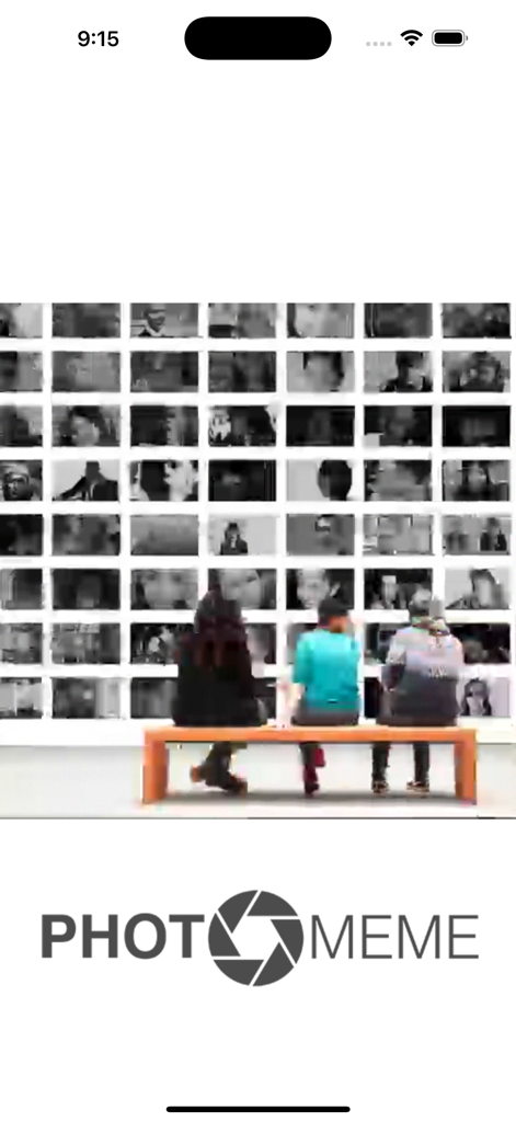 photo-meme - Tela de introdução para o aplicativo photo-meme mostrando uma parede de fotos em preto e branco e pessoas em um banco abaixo do logotipo do aplicativo