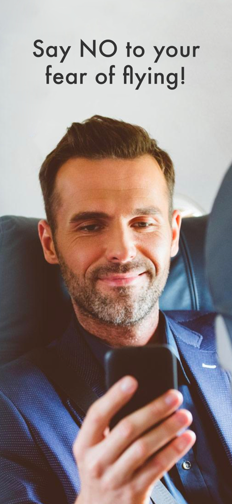 Un homme souriant utilisant l'application Flight Buddy dans un avion pour surmonter sa peur de voler.