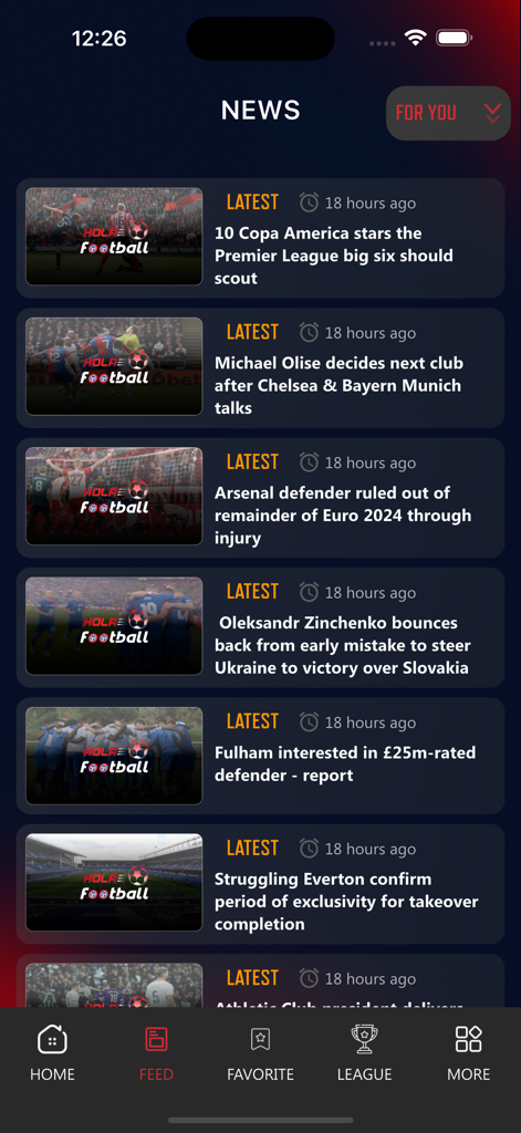 Hola Football Live - Pantalla de feed de noticias de la aplicación Hola Football Live que muestra los últimos artículos de noticias de fútbol y actualizaciones de transferencias