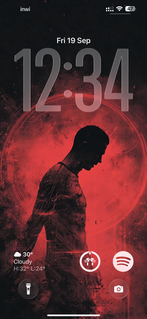 Künstlerisches rotes und schwarzes Fußball-Wallpaper von Cristiano Ronaldo auf einem iPhone-Sperrbildschirm